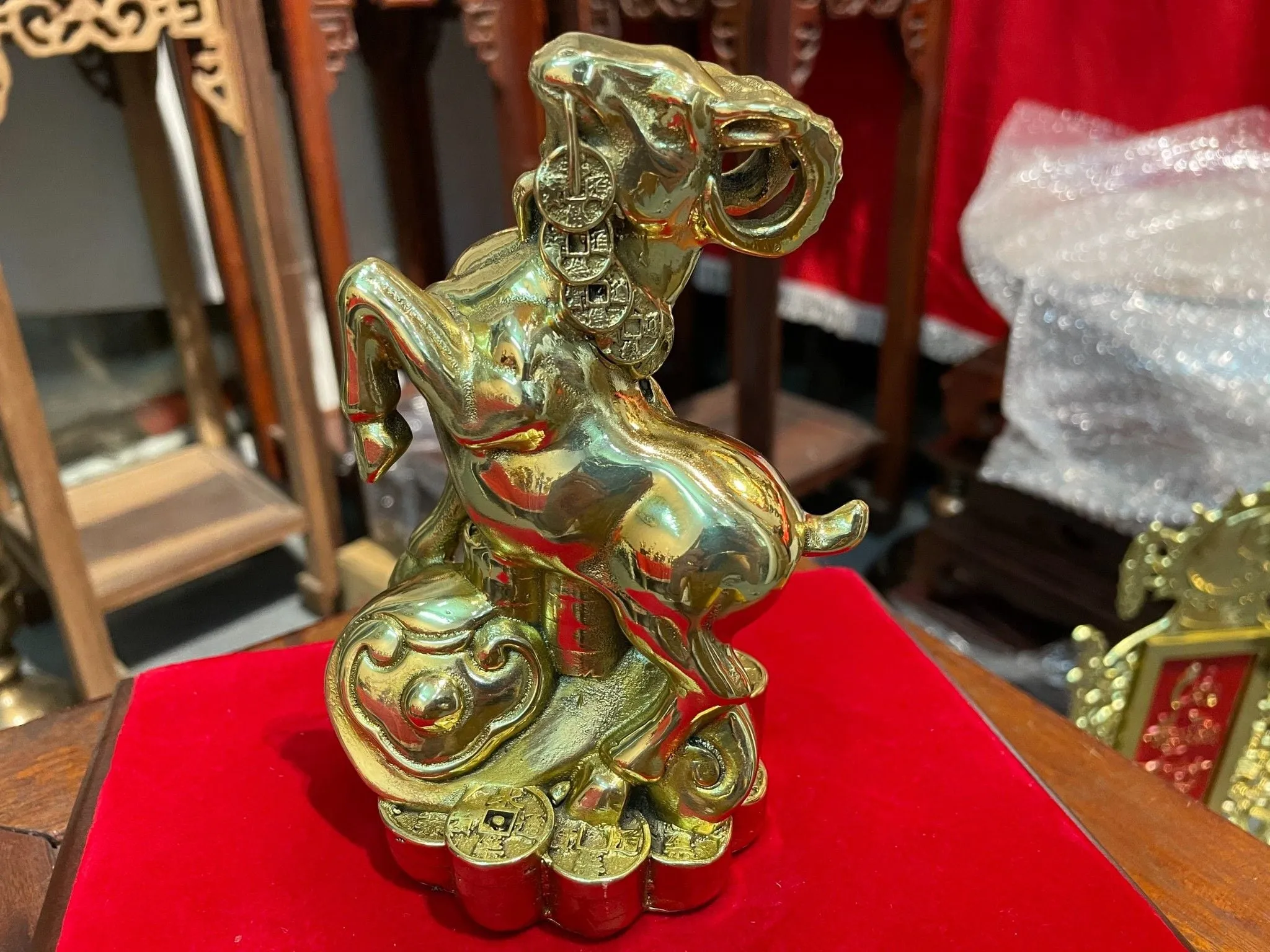 Tượng dê phong thủy bằng đồng đặt trên bàn làm việc