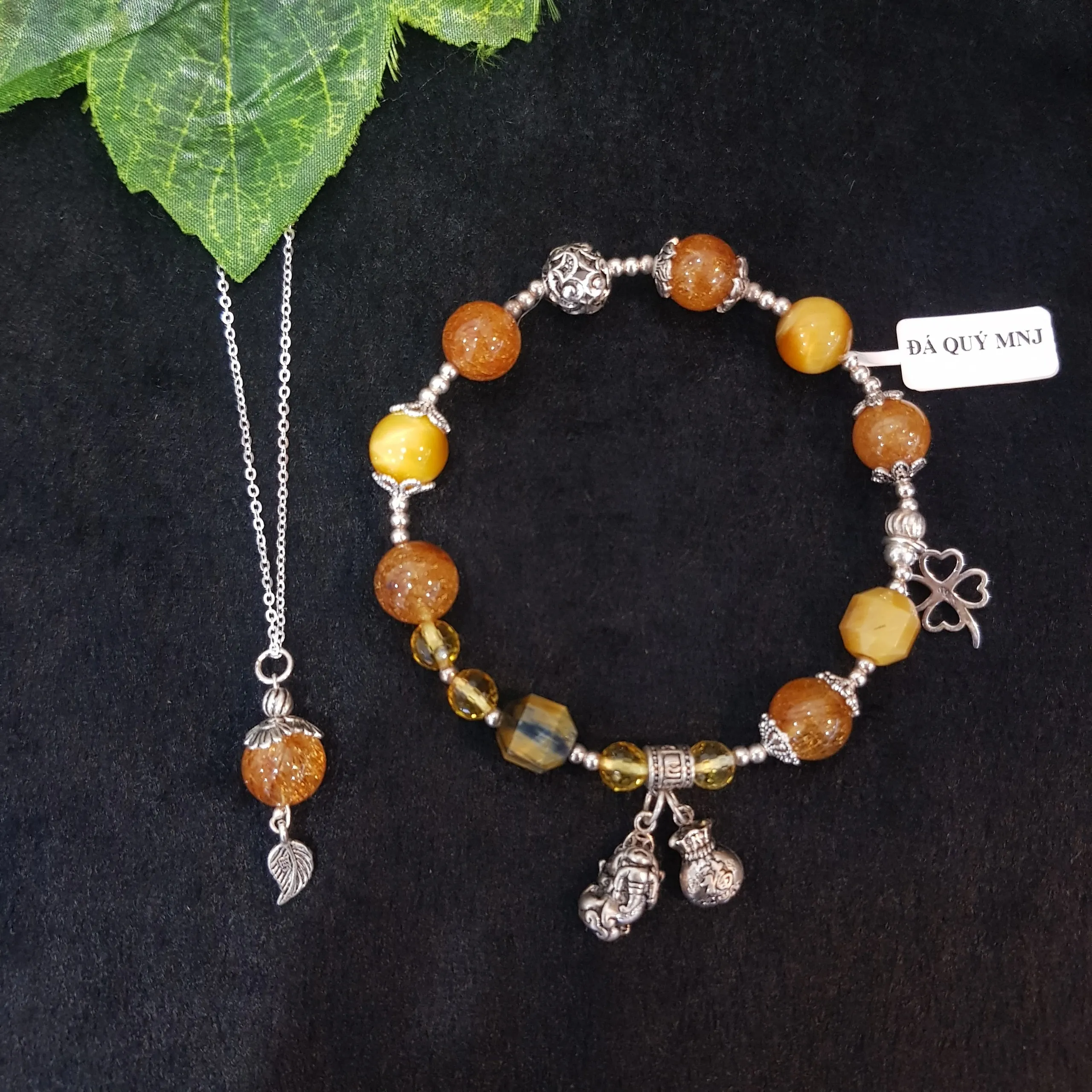 Vòng tay phối hợp giữa đá tự nhiên và charm vàng tăng thêm vẻ quý phái