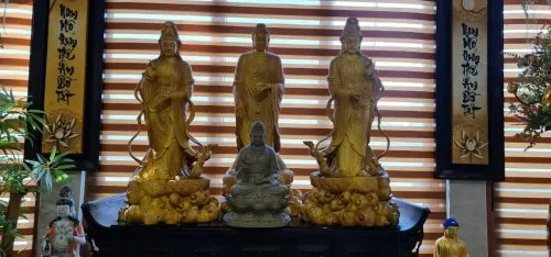 Tượng Quan Âm Bồ Tát với tạo hình thanh thoát, mang lại cảm giác nhẹ nhàng