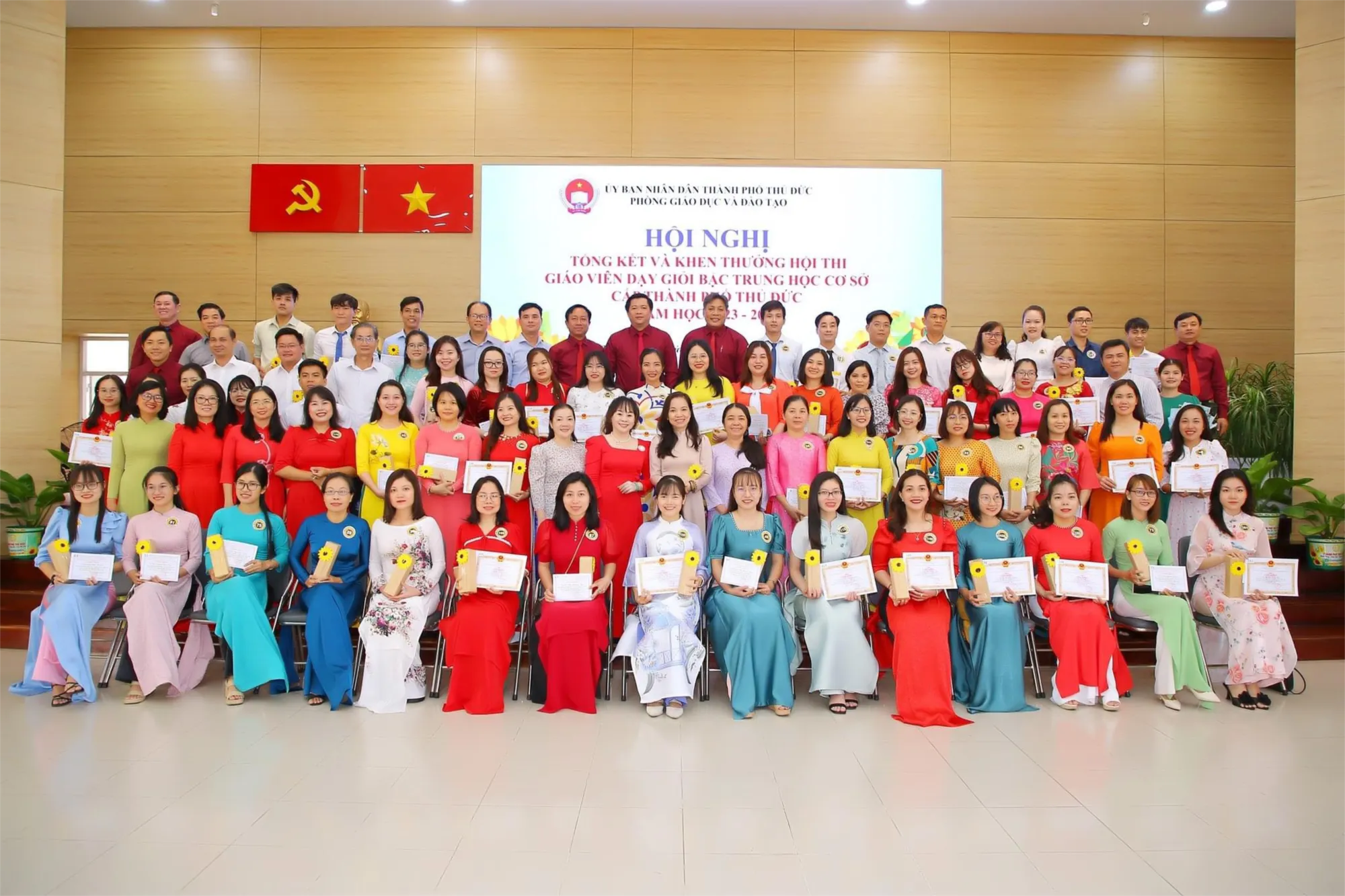 Đội ngũ giáo viên tại THCS Thái Văn Lung luôn đồng hành cùng học sinh trong các hoạt động nghệ thuật