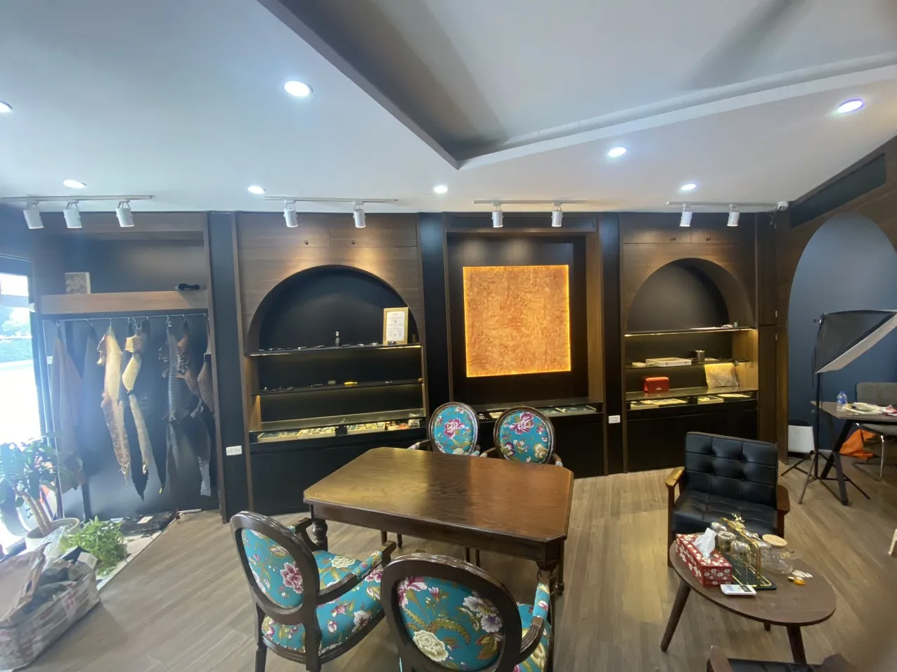 Dụng cụ làm đồ da chuyên nghiệp tại xưởng chế tác