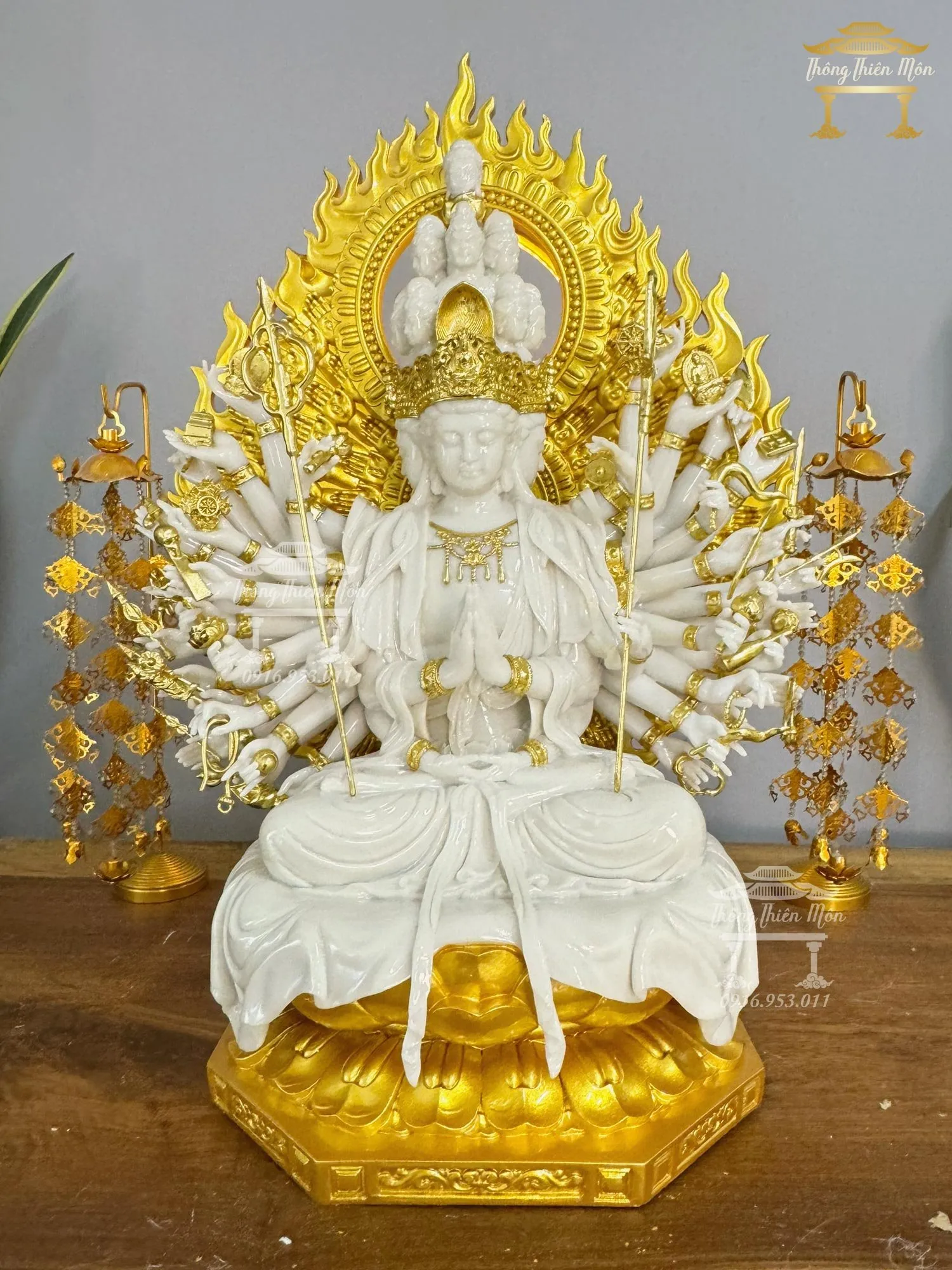 Tượng Thiên Thủ Thiên Nhãn Bồ Tát bằng bạch ngọc cao cấp