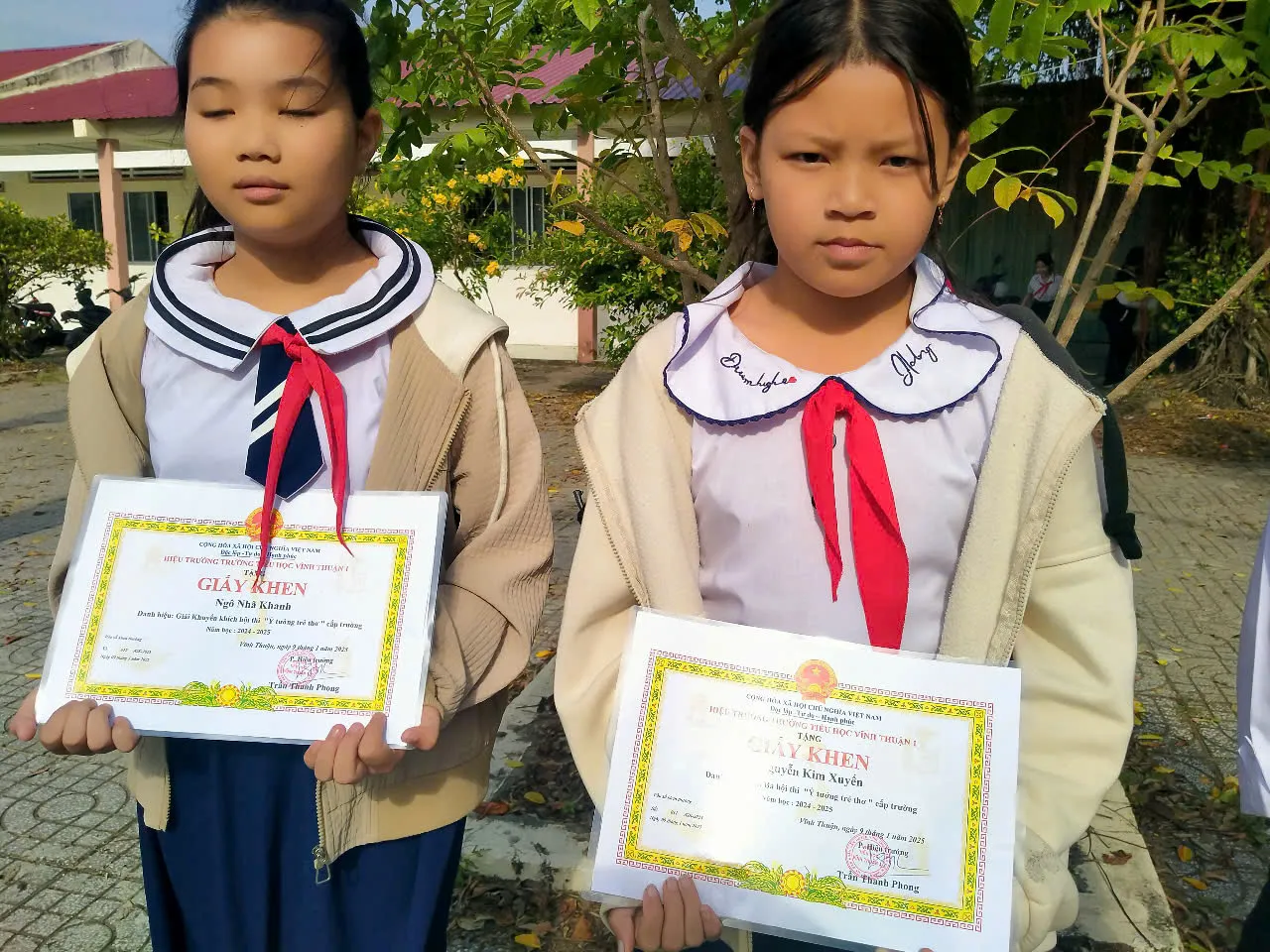 Các em học sinh vui mừng nhận bằng khen và quà tặng từ ban tổ chức cuộc thi