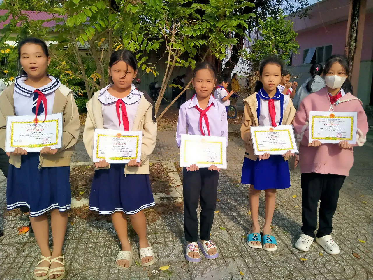 Nhóm học sinh đạt giải chụp ảnh lưu niệm cùng thầy cô giáo sau buổi lễ trao thưởng