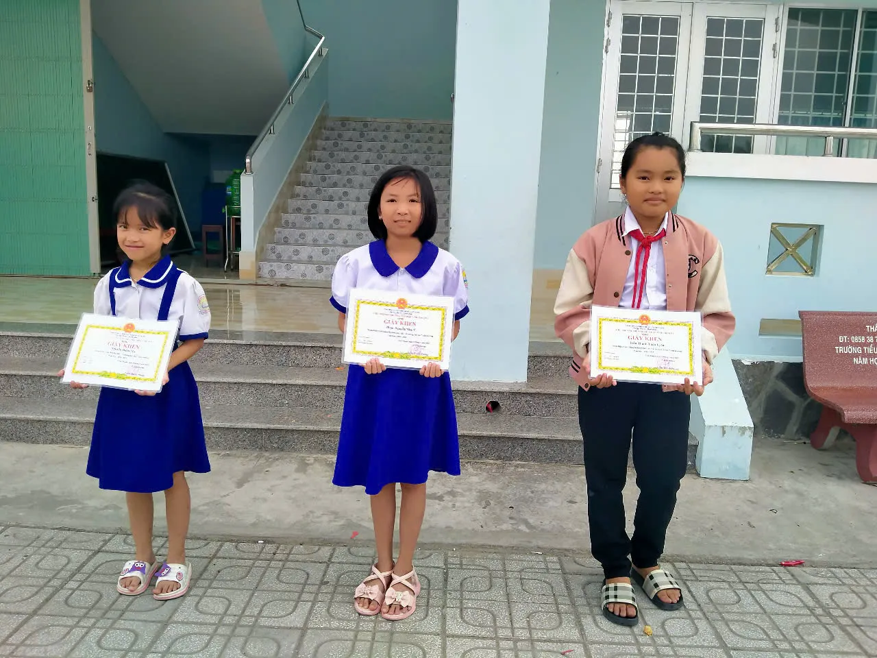 Lễ trao giải cho các em học sinh đạt thành tích cao trong hoạt động sáng tạo nghệ thuật