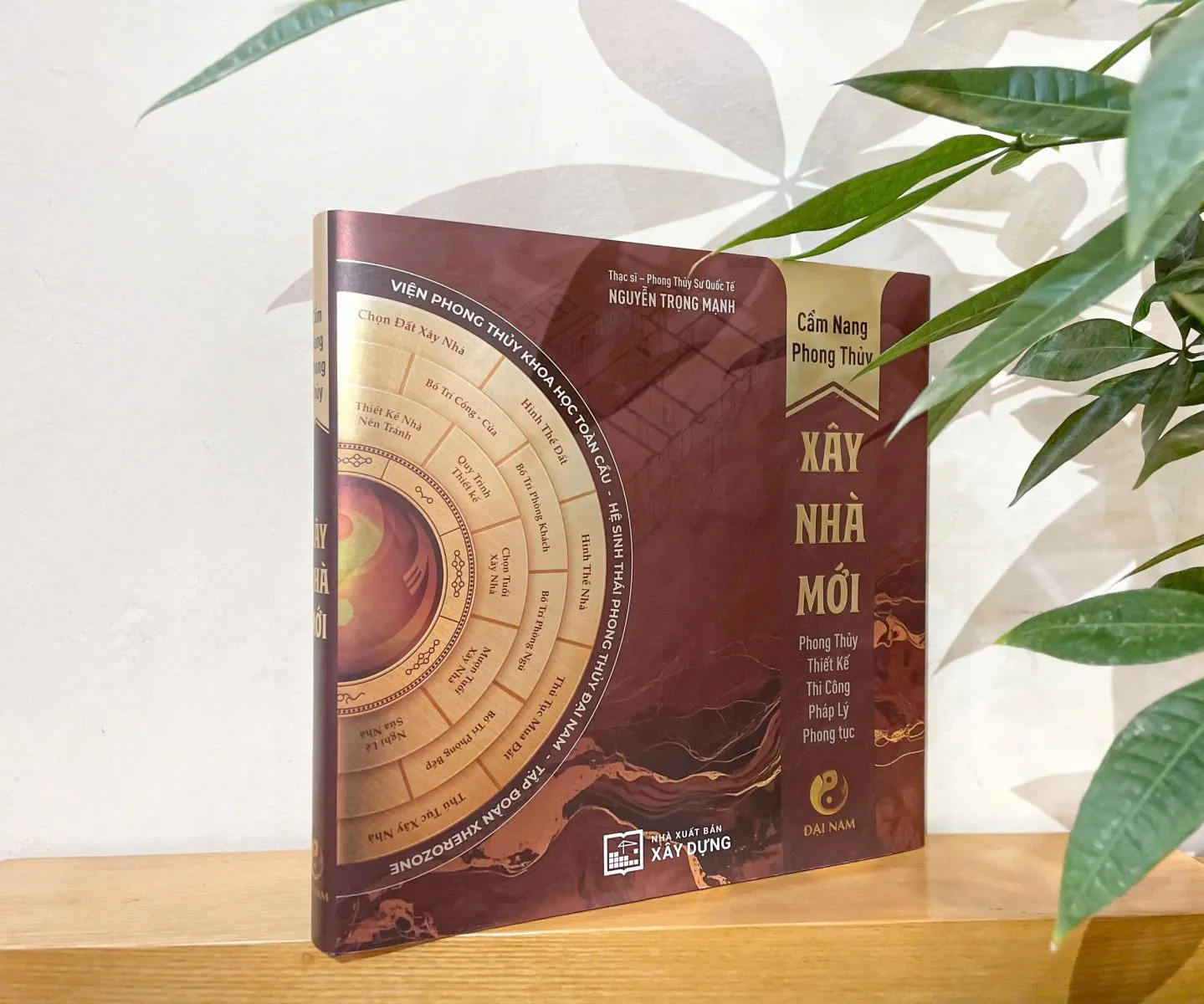 Sách ảnh "Cẩm nang phong thủy xây nhà mới" do ThS. Nguyễn Trọng Mạnh - Phong thủy Sư Quốc tế thực hiện