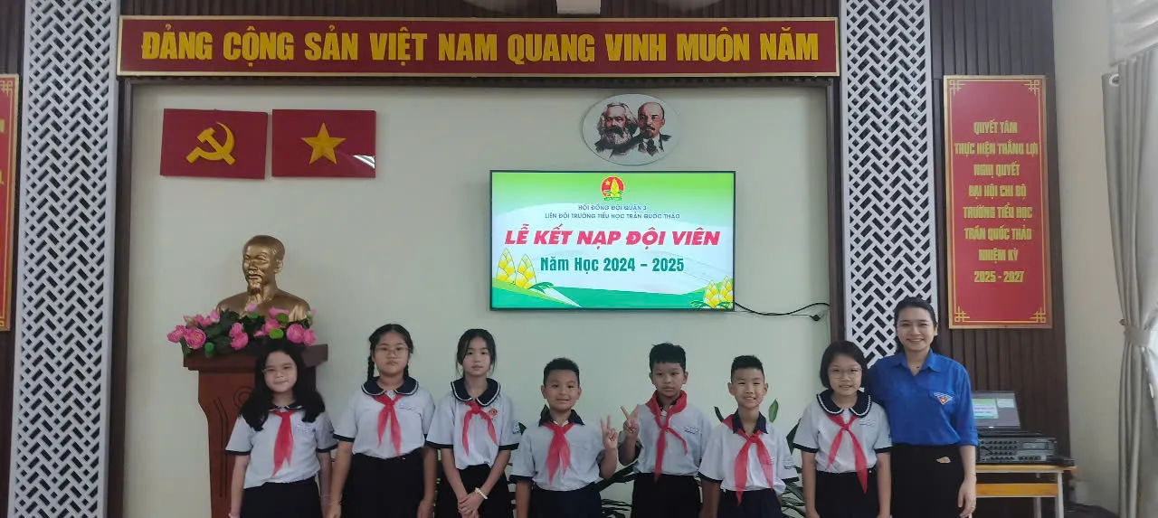 Khoảnh khắc đáng nhớ trong buổi lễ kết nạp đội viên mới của nhà trường